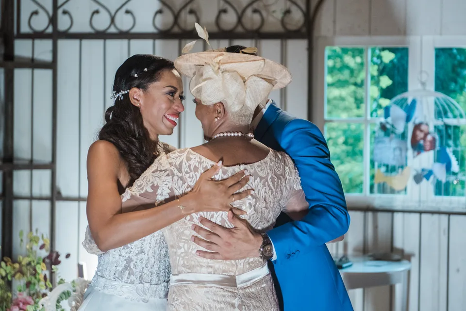 La mariée serre une invitée dans ses bras